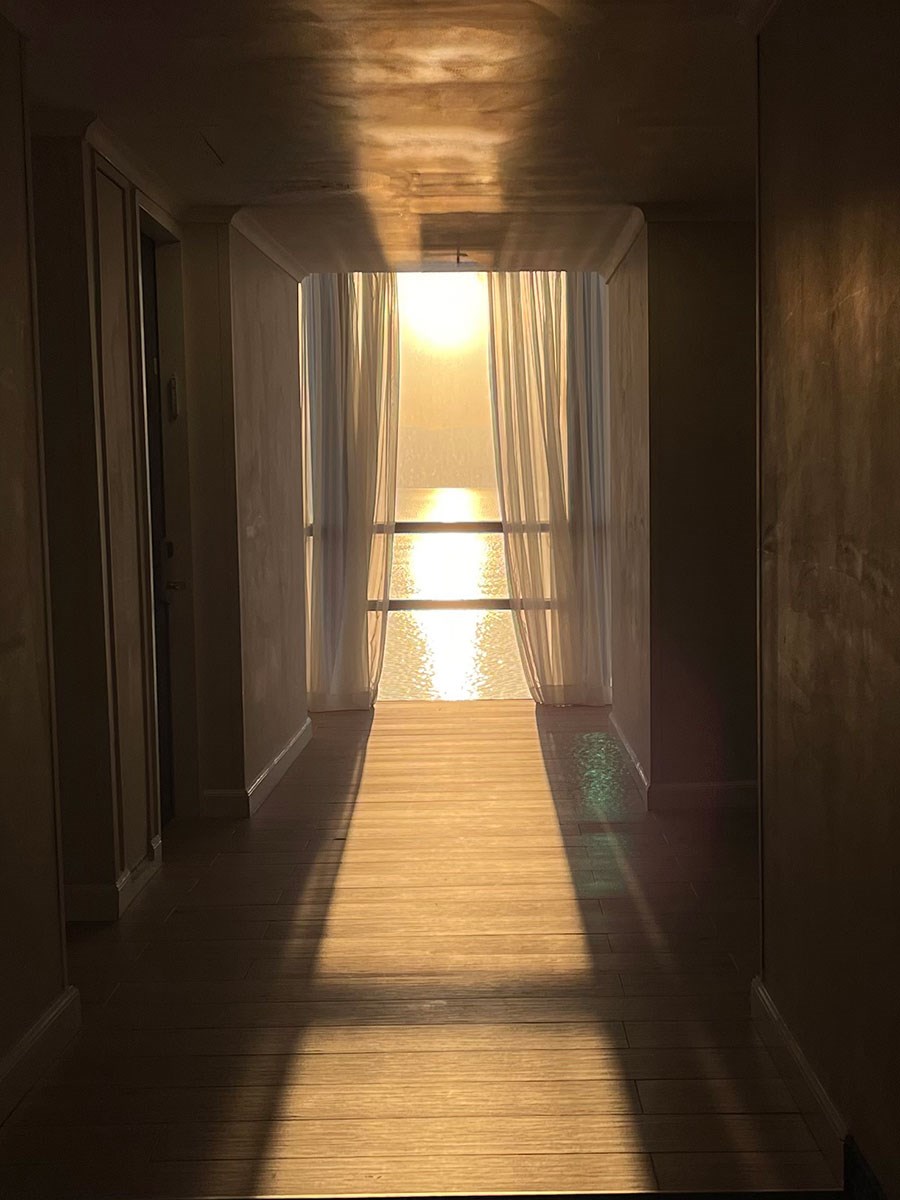 Кейсар Премьер Тверия - Восход солнца из коридора