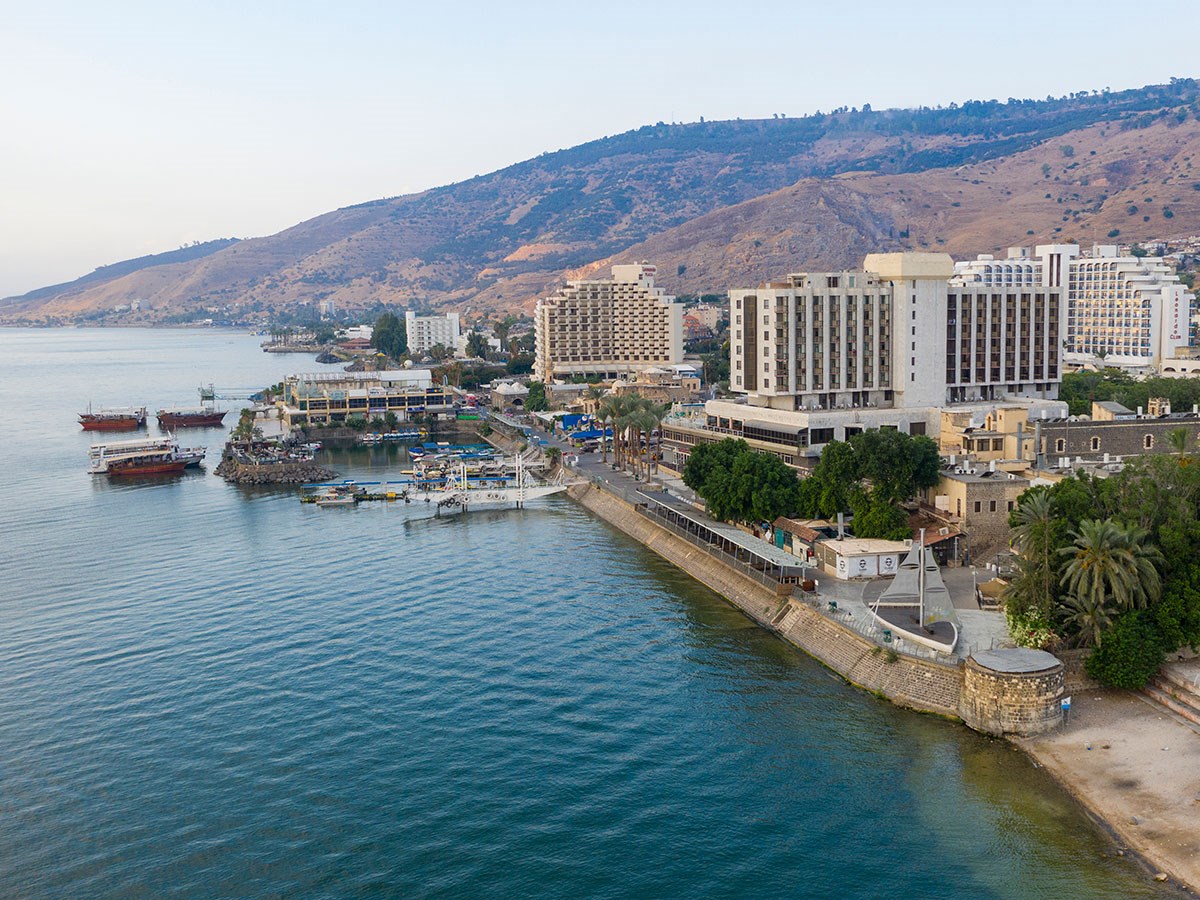 Кейсар Премьер Тверия - на берегу Кинерета.